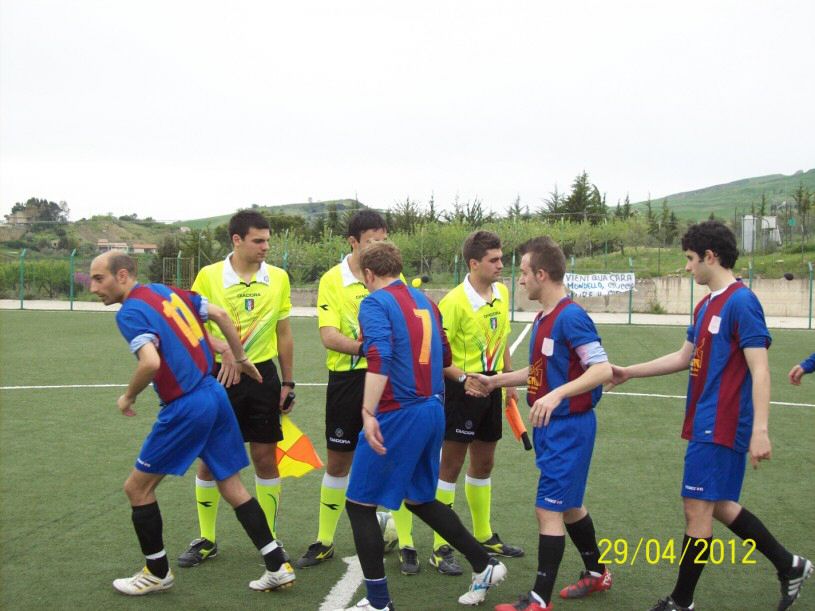 Giocatori del Castellana Salutano la terna.jpg